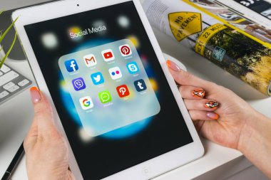 Sosyal medya facebook, instagram, heyecan, google uygulama ekran simgeleri ile iPad pro kullanarak kadın eller. Smartphone başlamak sosyal medya uygulaması.