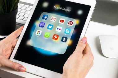 Sosyal medya facebook, instagram, heyecan, google uygulama ekran simgeleri ile iPad pro kullanarak kadın eller. Smartphone başlamak sosyal medya uygulaması.