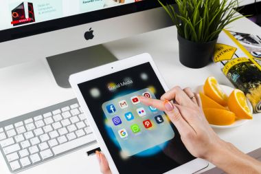 Sosyal medya facebook, instagram, heyecan, google uygulama ekran simgeleri ile iPad pro kullanarak kadın eller. Smartphone başlamak sosyal medya uygulaması.