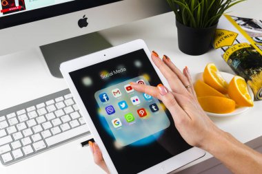 sosyal medya facebook, instagram, heyecan, google uygulama ekran simgeleri ile iPad pro kullanarak Umman eller. Smartphone başlamak sosyal medya uygulaması.