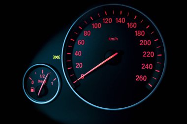 Araba gösterge paneli, pano portre görülebilir hız ve yakıt seviyesi ile. Modern araba iç detaylar