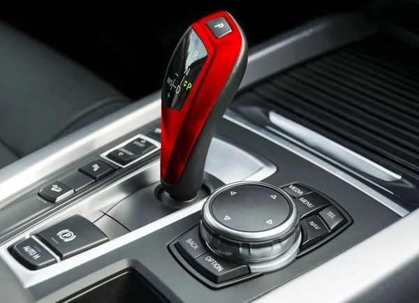 Otomatik vites kolu (iletim) modern bir araba, Multimedya ve gezinti düğmeleri denetler. Araba iç detaylar — Stok fotoğraf