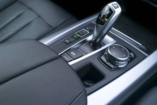 Caixa de velocidades automática (transmissão) de um carro moderno, multimídia e botões de controle de navegação. Detalhes do interior do carro. Deslocamento da transmissão . — Fotografia de Stock