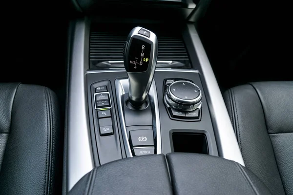 Automatische versnelling stick (overdracht) van een moderne auto, multimedia en navigatieknoppen. Auto interieur details. Transmissie verschuiving. — Stockfoto