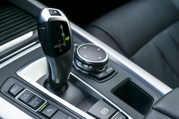 Caixa de velocidades automática (transmissão) de um carro moderno, multimídia e botões de controle de navegação. Detalhes do interior do carro. Deslocamento da transmissão . — Fotografia de Stock