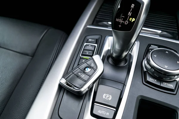Zblízka bezdrátové klíče interiéru vozu Bmw X5 F15 2017 v černé kůži. Moderní detaily interiéru vozu. — Stock fotografie