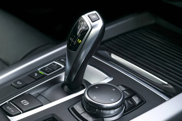 Caixa de velocidades automática (transmissão) de um carro moderno, multimídia e botões de controle de navegação. Detalhes do interior do carro. Deslocamento da transmissão . — Fotografia de Stock