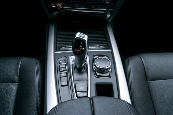 Automatic gear stick (transmission) of a modern car, multimedia and navigation control buttons. Car interior details. Transmission shift. — Stock Photo, Image