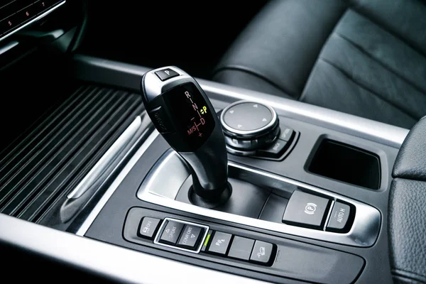 Caixa de velocidades automática (transmissão) de um carro moderno, multimídia e botões de controle de navegação. Detalhes do interior do carro. Deslocamento da transmissão . — Fotografia de Stock