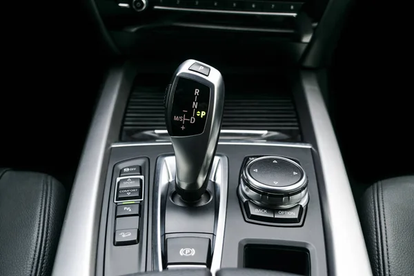 Automatic gear stick (transmission) of a modern car, multimedia and navigation control buttons. Car interior details. Transmission shift. — Stock Photo, Image