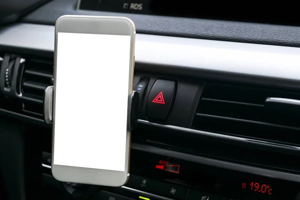 Smartphone kayıt bul veya Gps. Smartphone ile tutucu bir araba için araba kullanmak. Cep telefonu ile izole beyaz perde. Boş boş ekran. kopya alanı. Metin için boş yer. araba iç — Stok fotoğraf