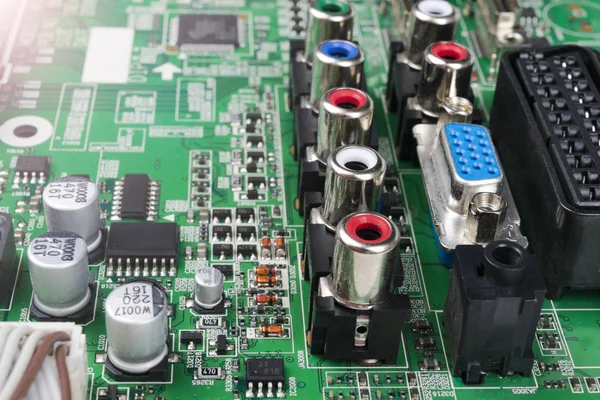 Rezistanslar, mikroçipler ve elektronik bileşenler ile circuitboard. Elektronik bilgisayar donanım teknolojisi. Tümleşik iletişim işlemci. Bilgi mühendislik bileşeni. Yarı iletken