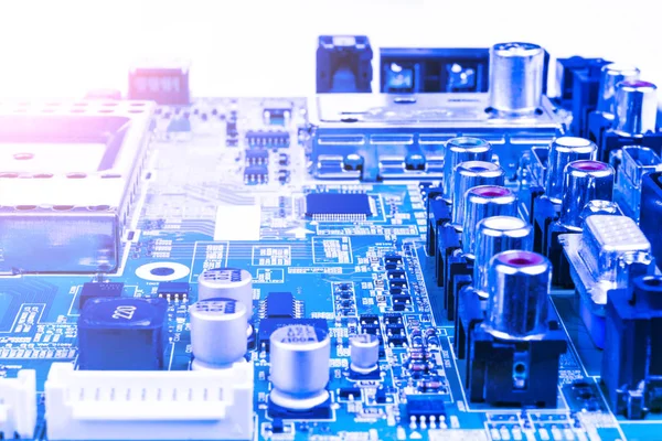 Circuitboard con resistencias, microchips y componentes electrónicos. Tecnología electrónica de hardware informático. Procesador de comunicación integrado. Componente de ingeniería de información. Semiconductor. PCB . — Foto de Stock