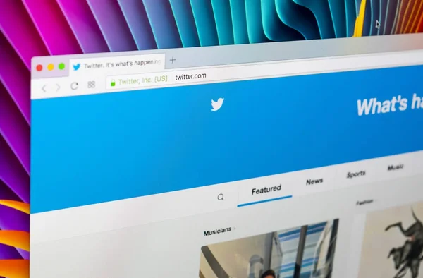 Pagina iniziale di accesso a Twitter Schermo monitor Apple iMac. Twitter è una rete di microblogging sociale gestita da Twitter Inc. . — Foto Stock