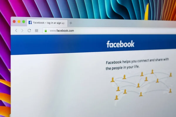 Página de inicio de Facebook, uno de los mayores sitios web de redes sociales. Página principal de Facebook.com en la pantalla del monitor Apple iMac — Foto de Stock