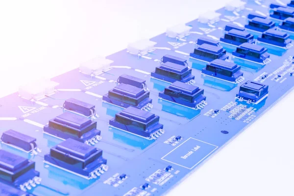 Circuitboard con resistencias, microchips y componentes electrónicos. Tecnología electrónica de hardware informático. Procesador de comunicación integrado. Componente de ingeniería de información. Semiconductor. PCB . — Foto de Stock