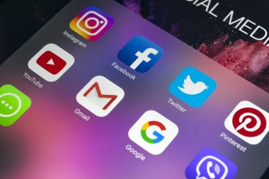  Sosyal medya facebook, instagram, heyecan, snapchat uygulama ekran simgeleri ile Apple ipad Pro. Tablet başlangıç sosyal medya uygulaması.