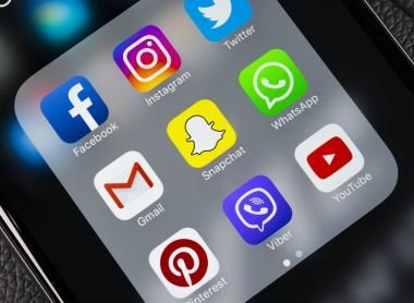 Apple iphone 7 simgeleri ile siyah tabloda sosyal medya facebook, instagram, heyecan, snapchat uygulama ekranda. Smartphone başlamak sosyal medya uygulaması.