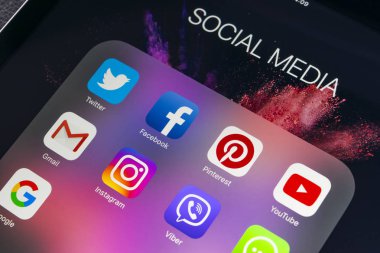 Sosyal medya facebook, instagram, heyecan, snapchat uygulama ekran simgeleri ile Apple ipad Pro. Tablet başlangıç sosyal medya uygulaması.