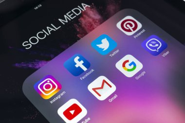 Sosyal medya facebook, instagram, heyecan, snapchat uygulama ekran simgeleri ile Apple ipad Pro. Tablet başlangıç sosyal medya uygulaması.