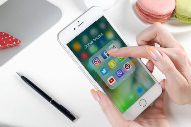 Kadın el smartphone ile sosyal medya facebook, instagram, heyecan, google uygulama ekran simgeleri kullanarak. Smartphone başlamak sosyal medya uygulaması.