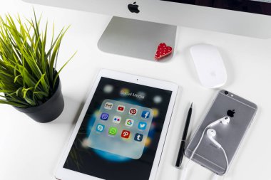 Apple ipad Pro ofis masaları ile kutsal kişilerin resmi sosyal medya facebook, instagram, heyecan, snapchat uygulama ekranda. Tablet başlangıç sosyal medya uygulaması.