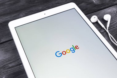 Google web Ana Sayfa Apple ipad Pro ekranda başlar. Google bir Amerikalı olduğunu çok uluslu şirket Internet ile ilgili hizmetler ve ürünler