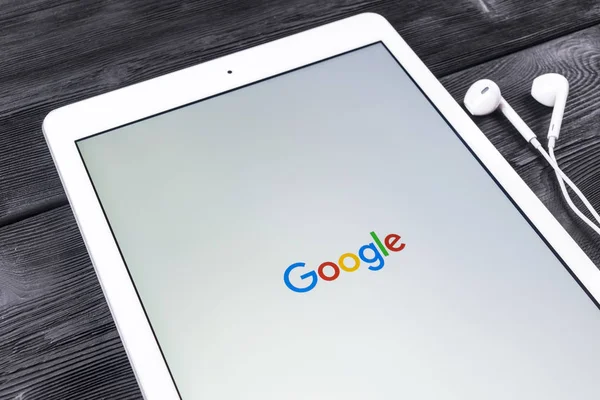 Google запускает веб-страницу на дисплее Apple iPad Pro. Google - американская транснациональная корпорация, предоставляющая услуги и продукты, связанные с Интернетом — стоковое фото