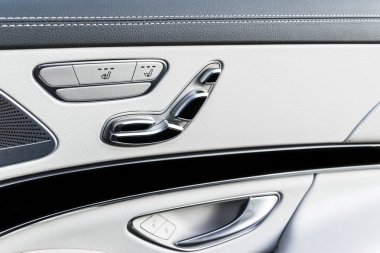 Kapı kolu güç koltuk kontrol düğmeleri bir lüks yolcu araba ile. Beyaz deri iç lüks modern araba. Modern araba iç detaylar