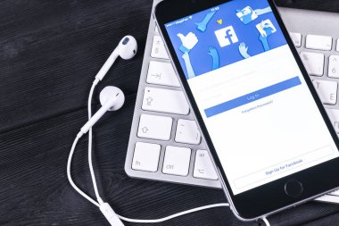 Facebook ana sayfasında monitör ekran ile Apple iphone 7. En büyük sosyal ağ web sitesi Facebook. Ana sayfası Facebook.com smartphone cep telefonu ile
