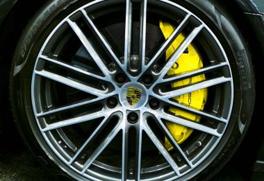 Porsche logosuna alaşım jant önden görünümü. Araba dış detaylar.