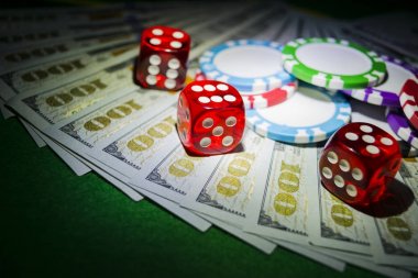 Zar ile Poker fiş yığını bir Doları faturalarında para alır. Casino poker masasında. Poker oyun kavramını. Zar bir oyun oynuyor. Casino zar. İş riski için kavram. şans iyi şanslar