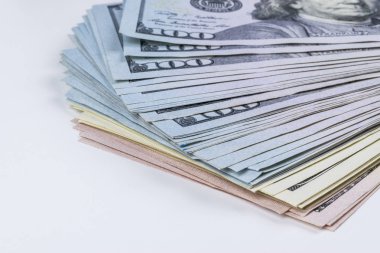 Yüz dolar faturaları yığını. Yüz dolarlık banknotlar nakit para yığını. Beyaz arka plan üzerinde yüz dolar faturaları yığını