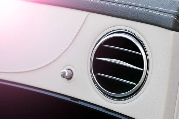 AC wentylacyjnych pokładu luksusowe wnętrza samochodu. Nowoczesny samochód szczegóły wnętrza białej skóry i naturalnego drewna. Miękkie oświetlenie — Zdjęcie stockowe