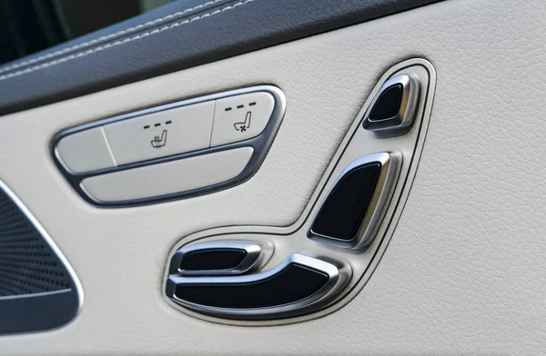 Klika s moc sedadlo ovládací tlačítka luxusní osobního automobilu. Bílá kůže interiér luxusní moderní auto. Moderní Auto detaily interiéru — Stock fotografie