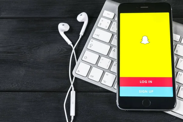 Snapchat ana sayfasında monitör ekran ile Apple iphone 7. Snapchat sosyal ağ sitesidir. Ana sayfa Snapchat.com smartphone cep telefonu ile