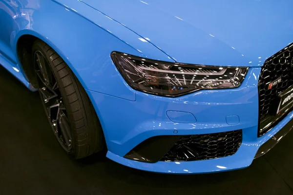 Фронтальний вид синій сучасну розкіш синій спортивний автомобіль Audi Rs 6 Авант Quattro 2017 року. Зовнішні деталі автомобіля. — стокове фото
