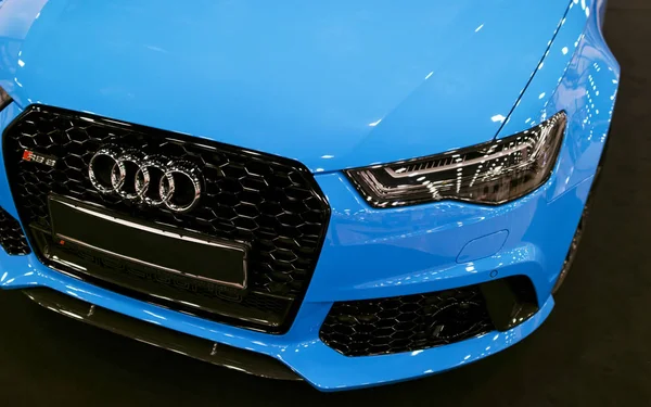 Vista frontale di una moderna vettura sportiva di lusso blu Audi RS 6 Avant Quattro 2017. Dettagli esterni dell'auto . — Foto Stock