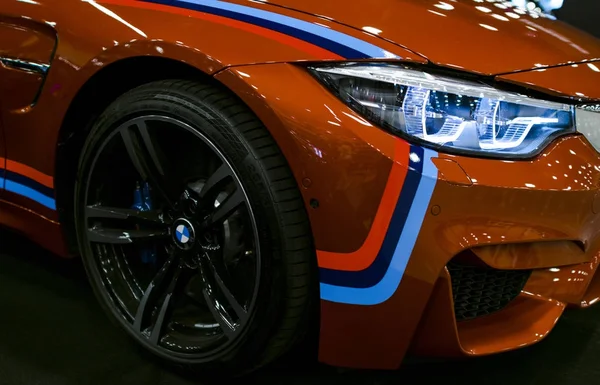 Фронтальний вид Bmw M4 спорти. M продуктивність видання. Зовнішні деталі автомобіля. — стокове фото