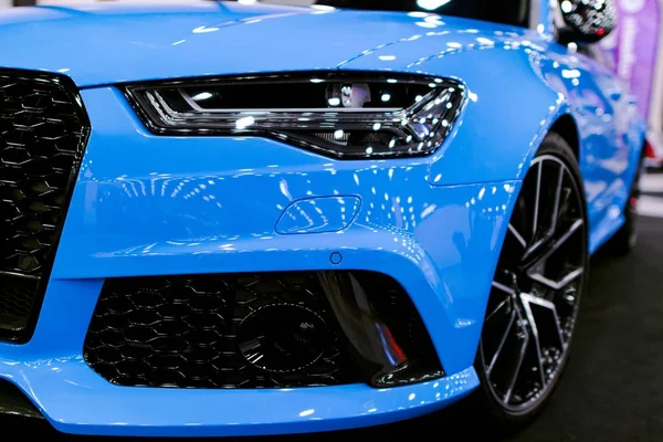 Фронтальний вид синій сучасну розкіш синій спортивний автомобіль Audi Rs 6 Авант Quattro 2017 року. Зовнішні деталі автомобіля. — стокове фото