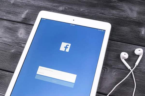 Apple ipad pro mit Facebook-Startseite auf dem Bildschirm. Facebook ist eines der größten sozialen Netzwerke. Homepage von facebook.com auf Tablet-Computer. — Stockfoto