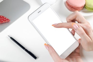Güzel kadının el smartphone kullanarak. Smartphone beyaz ekran. Boş boş ekran. metin için boş yer. beyaz ekranda izole