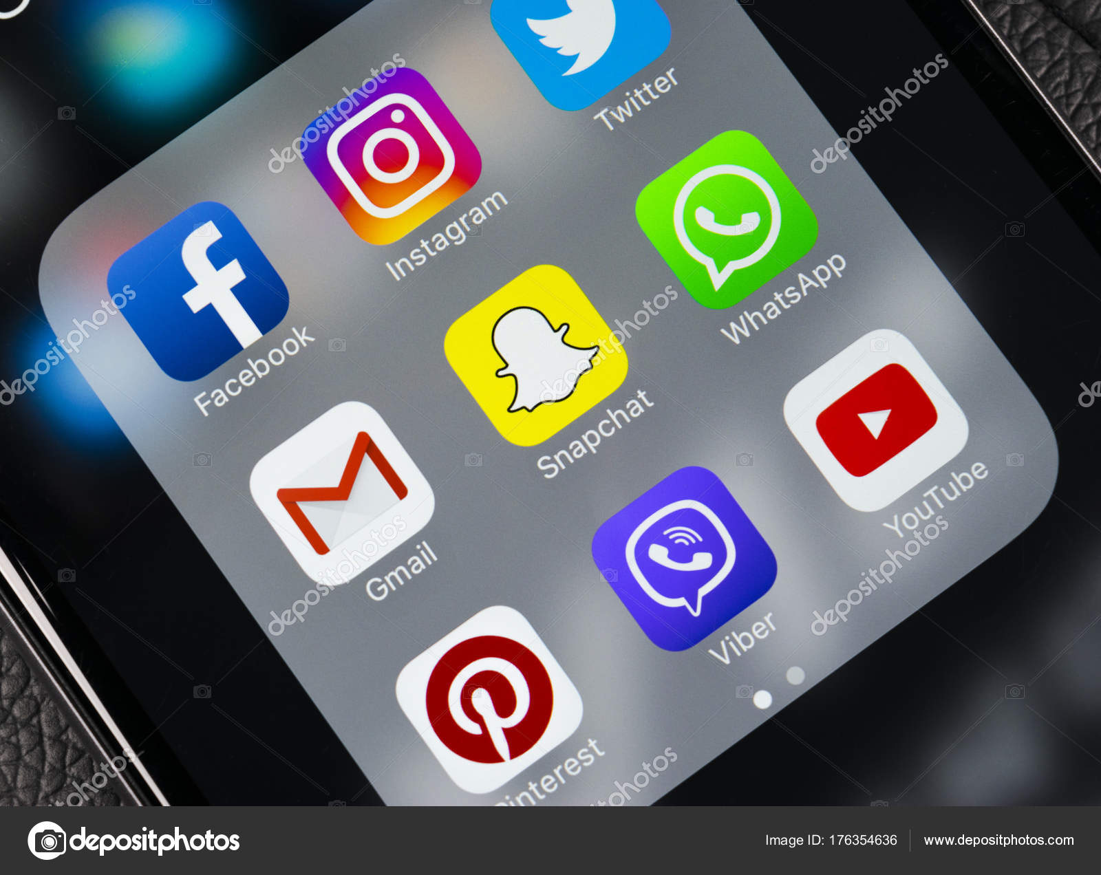 Apple iphone 7 en mesa negra con los iconos de redes sociales facebook, twitter, instagram, snapchat aplicación en pantalla. Aplicación de redes sociales smartphone a partir. — Foto de Stock