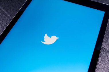 Apple ipad Pro siyah tablo açık Twitter uygulama Twitter üzerinde bir online sosyal ağ ve microblogging hizmet var. Twitter sosyal mikroblog ağı Twitter Inc tarafından çalıştırılır.