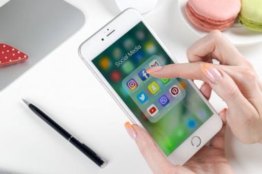 Kadın el smartphone ile sosyal medya facebook, instagram, heyecan, google uygulama ekran simgeleri kullanarak. Smartphone başlamak sosyal medya uygulaması.