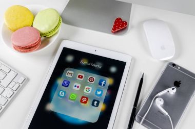 Apple ipad Pro ofis masaları ile kutsal kişilerin resmi sosyal medya facebook, instagram, heyecan, snapchat uygulama ekranda. Tablet başlangıç sosyal medya uygulaması.