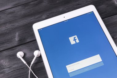 Apple ipad Pro Facebook ana sayfasında monitör ekran ile. En büyük sosyal ağ web sitesi Facebook. Ana sayfası Facebook.com tablet bilgisayarda.