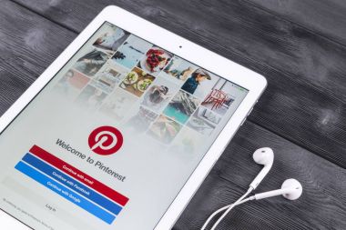 Apple ipad Pro sosyal Internet servisi Pinterest üstünde belgili tanımlık perde. Tablet bilgisayar ekranında Pinterest uygulama.