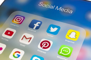 Apple ipad Pro ile kutsal kişilerin resmi sosyal medya facebook, instagram, heyecan, snapchat uygulama ekran üzerinde ahşap masa. Tablet başlangıç sosyal medya uygulaması.