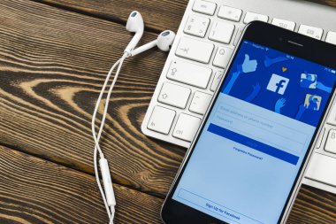 Facebook ana sayfasında monitör ekran ile Apple iphone 7. En büyük sosyal ağ web sitesi Facebook. Ana sayfası Facebook.com smartphone cep telefonu ile